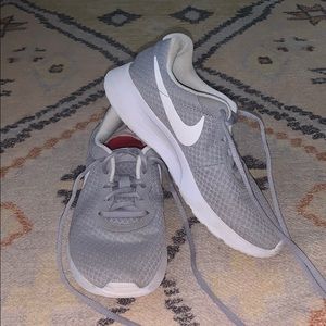 nike grey running shoes